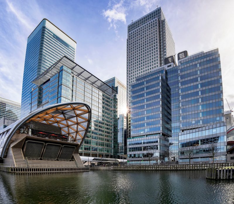Die modernen Wolkenkratzer des Finanzbezirkes Canary Wharf in London